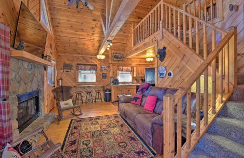 Helen House | Helen Cabin with Deck and Hot Tub Less Than half Mi to Main St