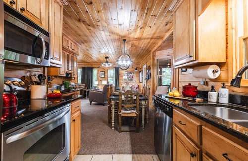 Sautee Nacoochee Cabin | Helen Mountain Cabin – Hot Tub, Fire Pit, Privacy