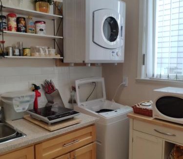 Marpole Bed & Breakfast | Helen's House/Close to Skytrain and Airport