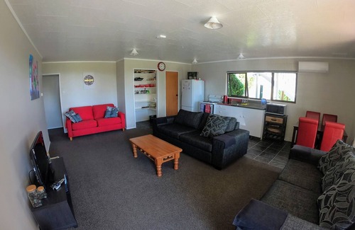 Tokomaru Bay Apartment | Helen's Villa Beach Front Accommodation
