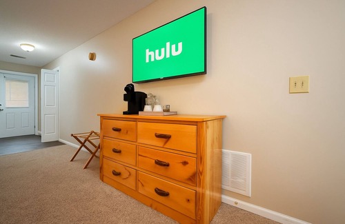 Helen Apartment | Helen Studio King Bed + Deck 1.3 Mi Downtown