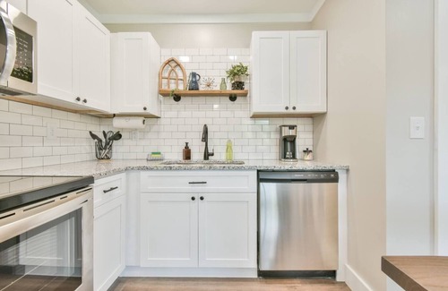 Helen House | Helen Studio Living Suite 102