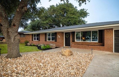 College Station House | Helena Haven 4BR 3BA Near Top Golf and Kyle Field
