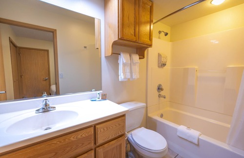 Ahsahka Hotel | Helgeson Place Hotel & Suites