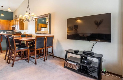 Mammoth Lakes House | Helios S #5 - Pet Friendly 2 Bedroom 3 bathroom Townhouse, Just a short walk to Village Gondola