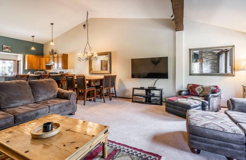 Mammoth Lakes House | Helios S #5 - Pet Friendly 2 Bedroom 3 bathroom Townhouse, Just a short walk to Village Gondola