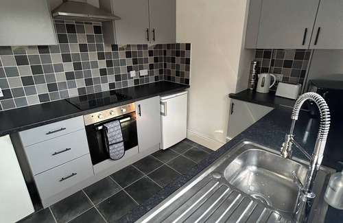 Hellaby Boat Rental | Hellaby House- minutes from the M1 & M18. Across from Hellaby Hotel-Pet friendly