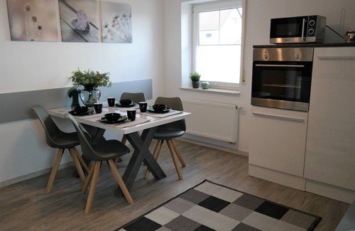 Bromskirchen Apartment | Helle Ferienwohnung mit Überdachtem Balkon und Schöner Aussicht