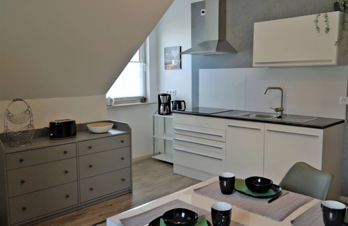 Bromskirchen Apartment | Helle Ferienwohnung mit Überdachtem Balkon und Schöner Aussicht