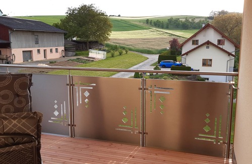 Konigheim Apartment | Helle Ferienwohnung mit Voll Ausgestatteter Küche