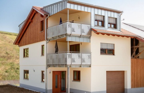 Konigheim Apartment | Helle Ferienwohnung mit Voll Ausgestatteter Küche