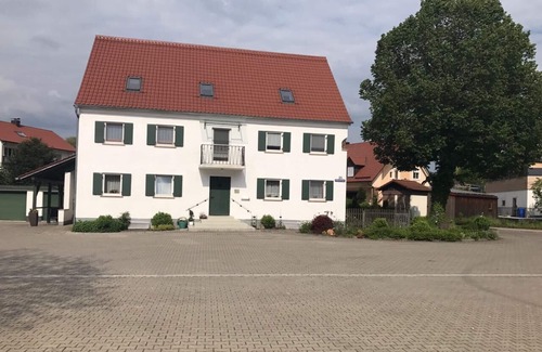 Dasing Apartment | Helle Fewo mit großzügiger Wohnküche und kostenfreiem WLAN
