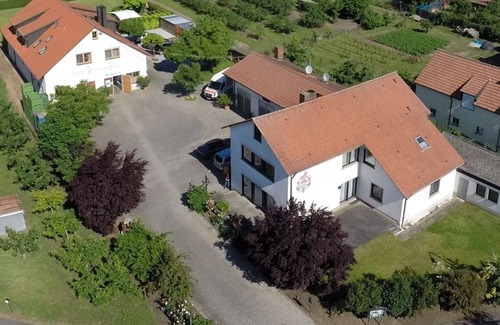 Untereisenheim Apartment | Helles Appartement im 1. Stock mit barrierefreier Dusche