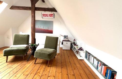 Weiden House | Helles Giebelzimmer im Altbau