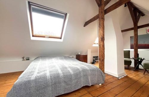 Weiden House | Helles Giebelzimmer im Altbau