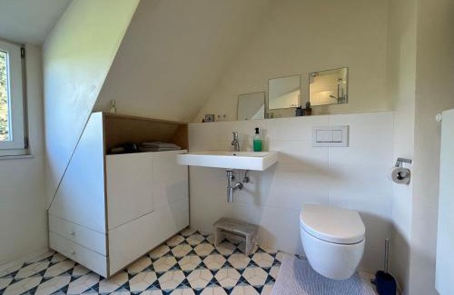 Weiden House | Helles Giebelzimmer im Altbau