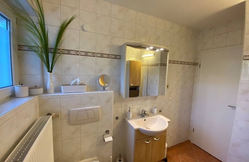 Horrenberg Apartment | Helles, modernes Doppelzimmer mit zwei Einzelbetten, Flachbild-TV, WLAN