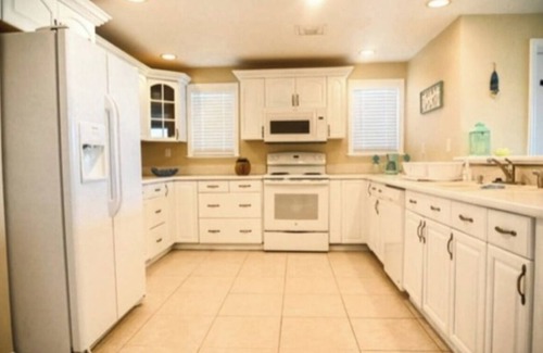 Bahamas Terrace House | Hello, your paradise found. Palm trees and ocean breeze!