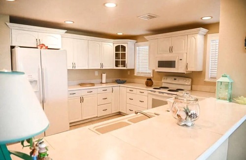 Bahamas Terrace House | Hello, your paradise found. Palm trees and ocean breeze!