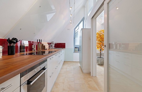 Erding Apartment | HELLOFLATS: Luxury Penthouse/Balcony/Parking/Center/Therme/MUC Airport