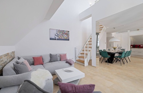 Erding Apartment | HELLOFLATS: Luxury Penthouse/Balcony/Parking/Center/Therme/MUC Airport