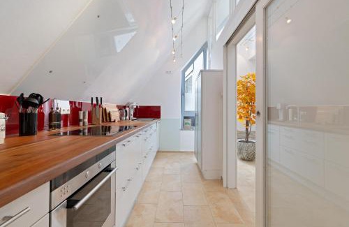 Erding Apartment | HELLOFLATS - Luxus-Penthouse - Balkon - Parking - Zentrum - Therme - Nähe Flughafen MUC
