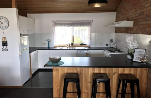 Hellyer Hotel | HELLYER SANDS fully self contained holiday house