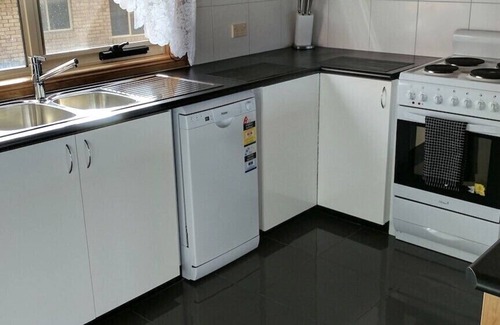Hellyer Hotel | HELLYER SANDS fully self contained holiday house