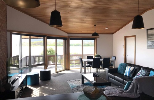 Hellyer Hotel | HELLYER SANDS fully self contained holiday house