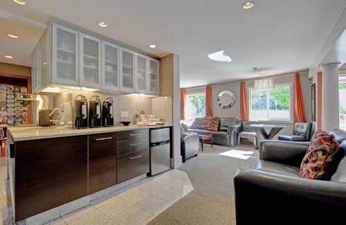 James Bay Hotel | Helms Inn