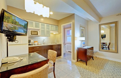 James Bay Hotel | Helms Inn