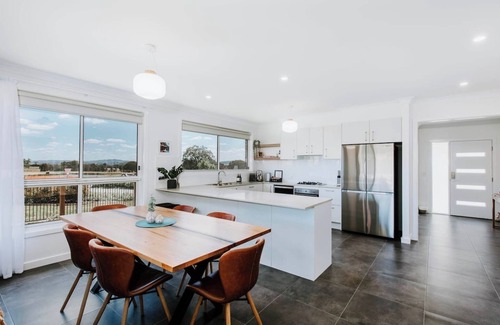 Central Mudgee House | Helvetia Modern Comfort meets Country Convenience