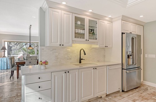 Bay Isle House | Hemingway House – Serene Siesta Key Getaway with Heated Pool, Pizza Oven & Steps from Shell Beach
