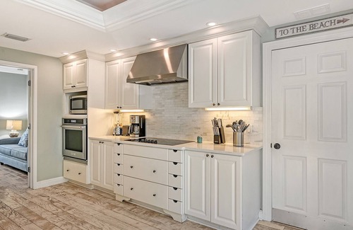 Bay Isle House | Hemingway House – Serene Siesta Key Getaway with Heated Pool, Pizza Oven & Steps from Shell Beach