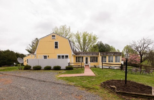 Lovettsville Villa | Hemingway Retreat