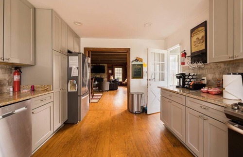 Lovettsville Villa | Hemingway Retreat