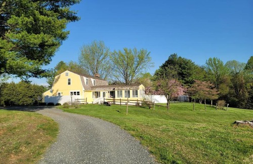 Lovettsville Villa | Hemingway Retreat
