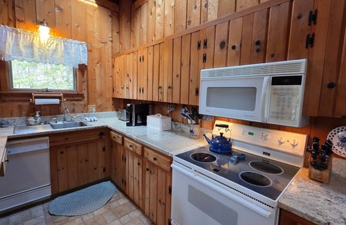 Harbor Springs Cottage | Hemlock Cottage - Good Hart with Lake Michigan access!