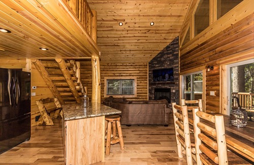 Logan Cabin | Hemlock Haven Cabin - Hocking Hills - 8-10 people - Hot Tub - Firepit - Wifi!