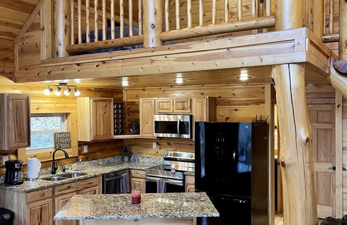 Logan Cabin | Hemlock Haven Cabin - Hocking Hills - 8-10 people - Hot Tub - Firepit - Wifi!