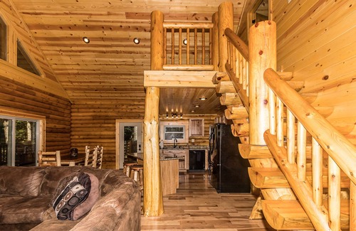 Logan Cabin | Hemlock Haven Cabin - Hocking Hills - 8-10 people - Hot Tub - Firepit - Wifi!