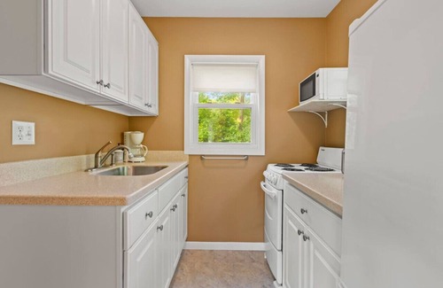 Lexington House | Hemlock Hideout - 3 Mins from DT Lex, Great Beach!