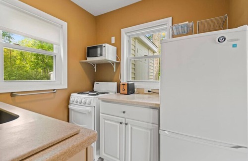 Lexington House | Hemlock Hideout - 3 Mins from DT Lex, Great Beach!