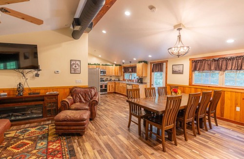 Farmington Cabin | Hemlock Lodge · Beautiful Cozy Cabin w/Hot Tub, Fire Pit & Game Room