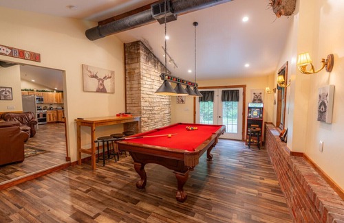 Farmington Cabin | Hemlock Lodge · Beautiful Cozy Cabin w/Hot Tub, Fire Pit & Game Room
