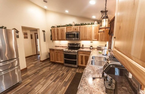 Farmington Cabin | Hemlock Lodge · Beautiful Cozy Cabin w/Hot Tub, Fire Pit & Game Room
