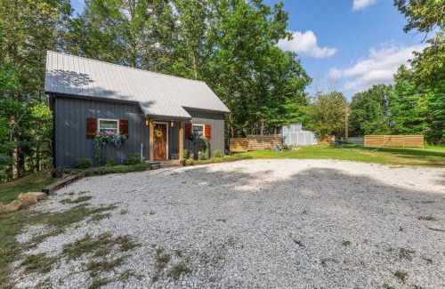 Rogers House | Hemlocks Over Muir in Rogers KY - Hot Tub & WiFi