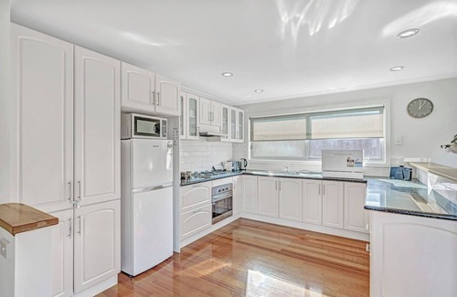 Sunset Strip House | Hemmet House Calm Oasis and Refreshing Ocean Breeze