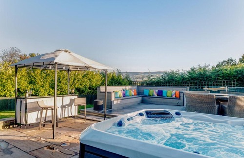 Fence House | Hen Haven Manor – Celebration Retreat with Hot Tub & Outdoor Bar!