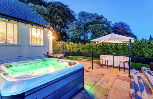 Fence House | Hen Haven Manor – Celebration Retreat with Hot Tub & Outdoor Bar!